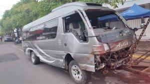 mobil-rombongan-ziarah-dilempar-batu-di-trenggalek.jpg