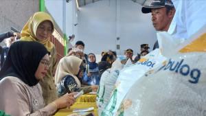 penyaluran-beras-bantuan-pangan-di-pagu-kediri.jpg