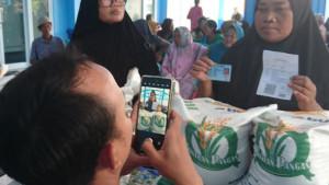 penyaluran-beras-bantuan-pangan-di-tulungagung.jpg