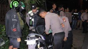 penyekatan-di-perbatasan-lamongan.jpg