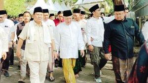 prabowo-subianto-ke-tebuireng-dapat-surban-dari-gus-kikin.jpg