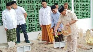 prabowo-ziarah-ke-makam-muhaimin-iskandar.jpg