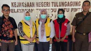tiga-perempuan-tersangka-korupsi-PNPM-Mandiri-di-rejotangan-tulungagung.jpg