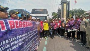 unjuk-rasa-perangkat-desa-dari-magetan-ke-jakarta.jpg