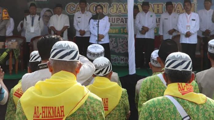 8-cjh-kabupaten-blitar-tertunda-berangkat-ke-mekkah.jpg