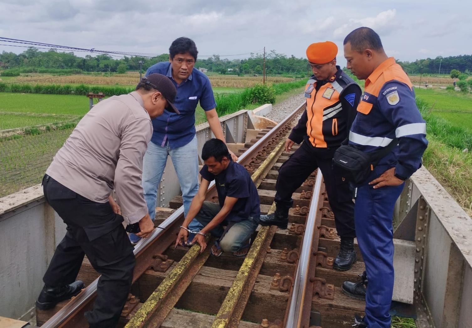 Amankan-pencuri-baut-penambat-jalur-rel-kereta-api-di-blitar.jpg