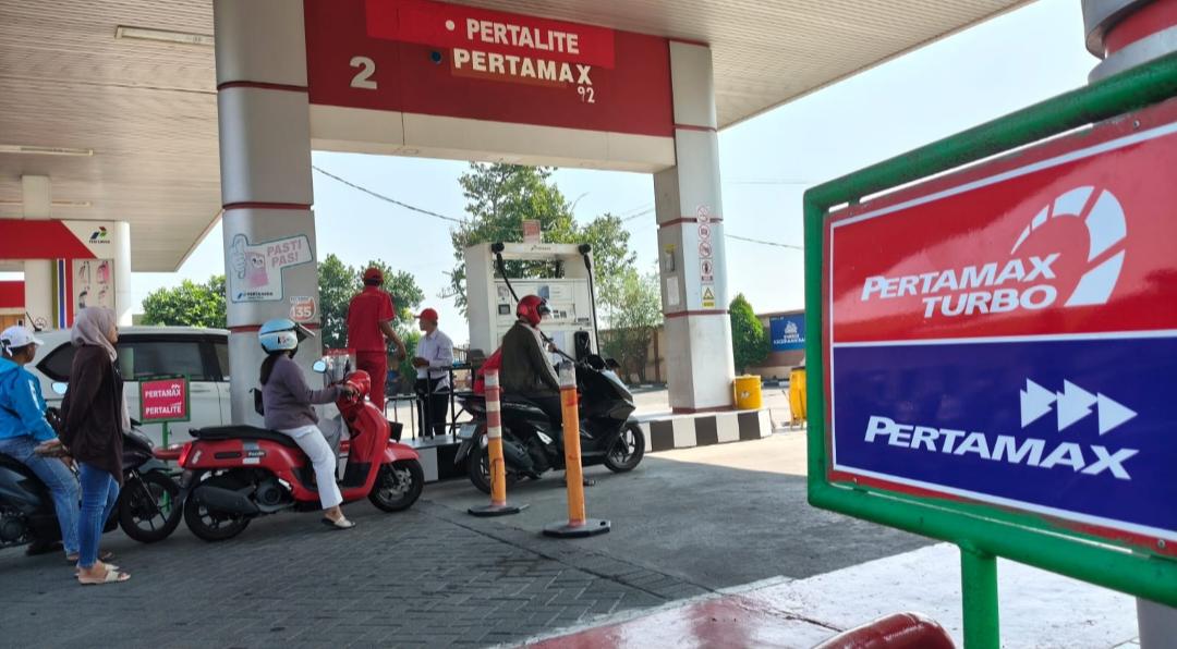 Antrean-pengisian-BBM-di-SPBU-Kecamatan-Pare-Kabupaten-Kediri-Rabu-1062026.jpg