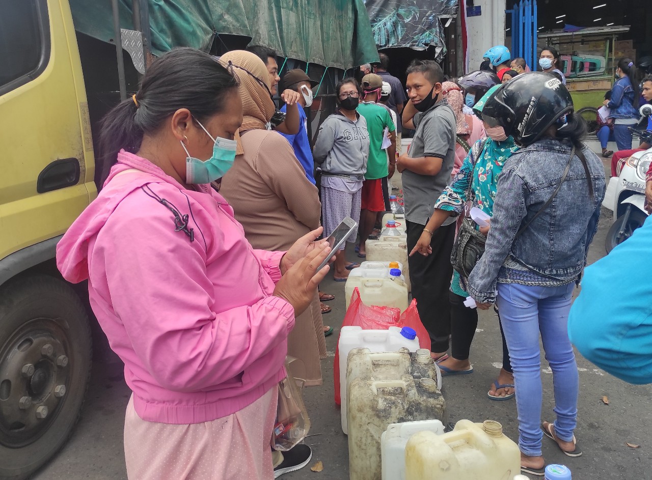 Kondisi Antrean Panjang Warga Membeli Minyak Goreng Curah Harga Murah di Kota Blitar