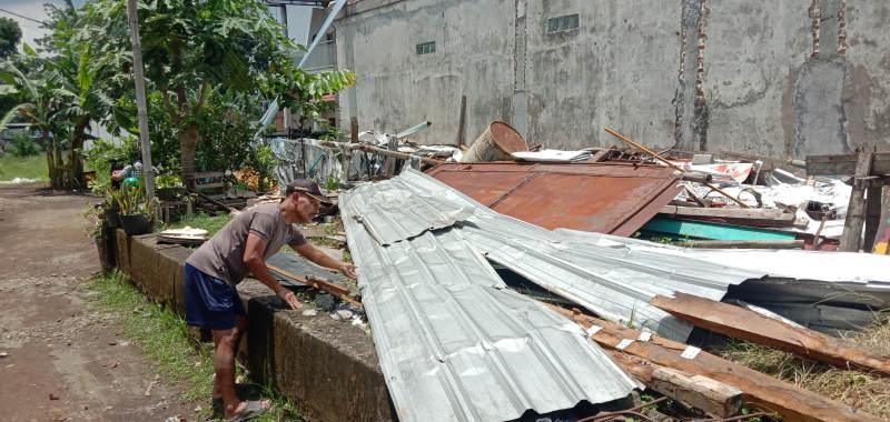 Atap-rumah-warga-Kota-Malang-terbang-bersama-angin.jpg