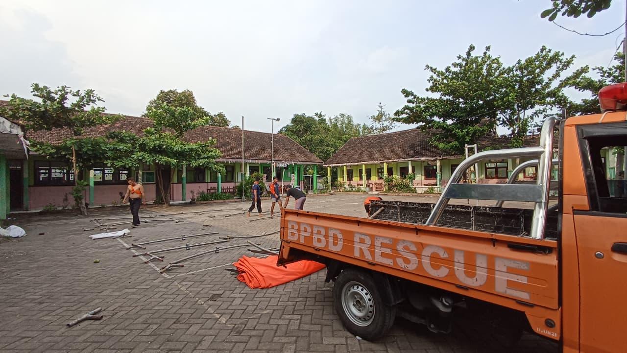 BPBD-Nganjuk-Dirikan-tenda-di-sekolah-rusak.jpg