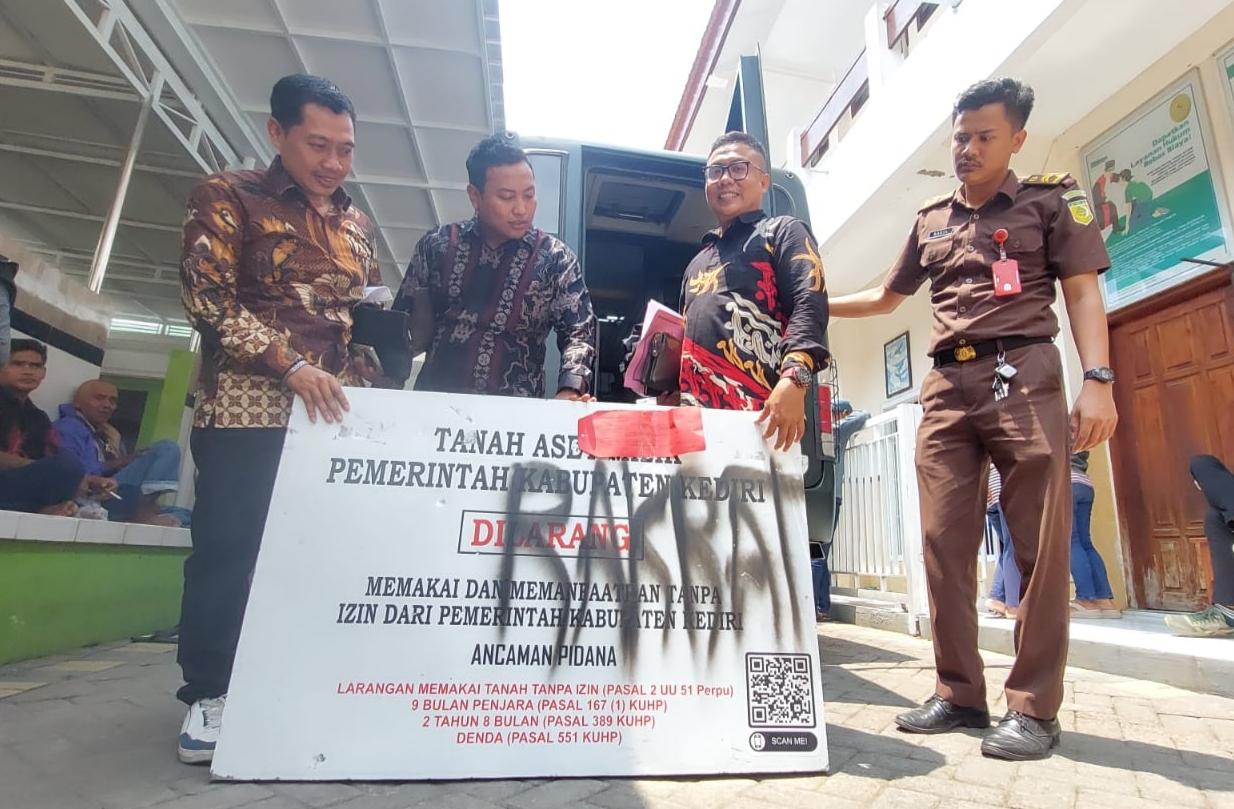 Barang-bukti-papan-nama-sidang-kerusuhan-Kediri.jpg