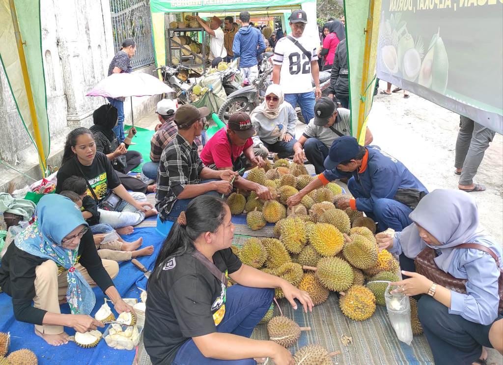 Bazar-durian-desa-sumberasri-blitar.jpg