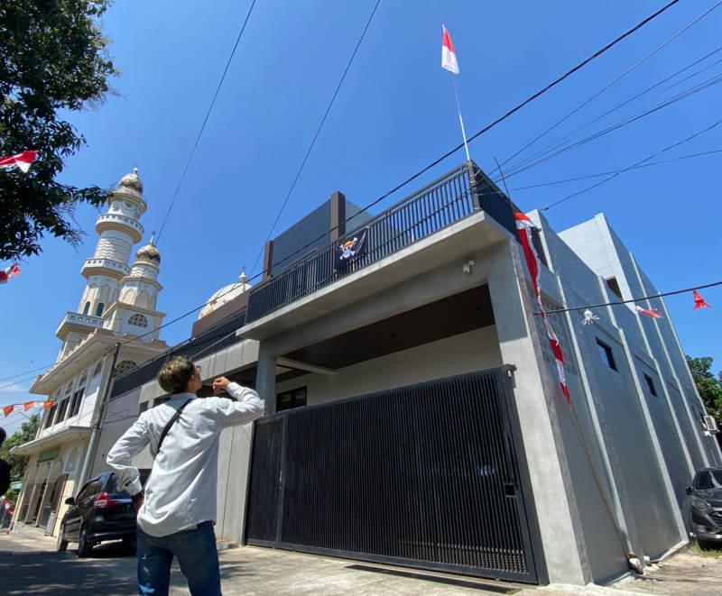 Bendera-one-piece-di-rumah-dokter-Bondowoso.jpg