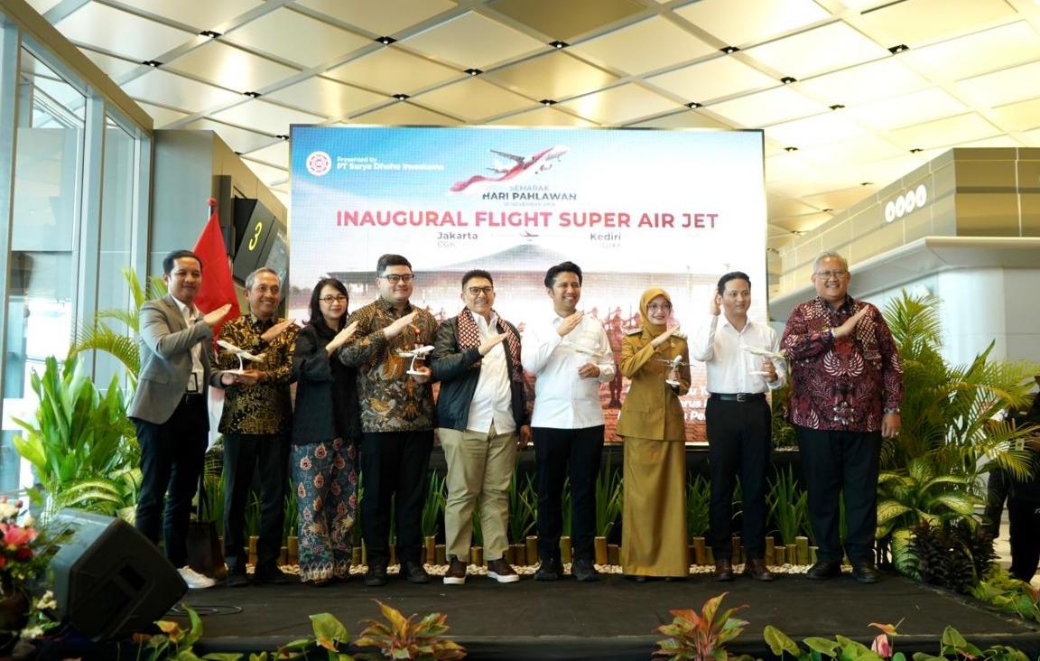 Bupati-Kediri-di-bandara-dhoho-penerbangan-baru.jpg