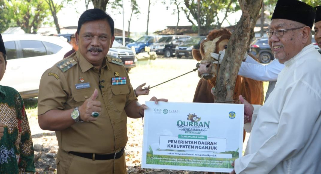 Bupati-Nganjuk-Marhaen-Djumadi-menyerahkan-sapi-kurban-Selasa-2652026.jpg