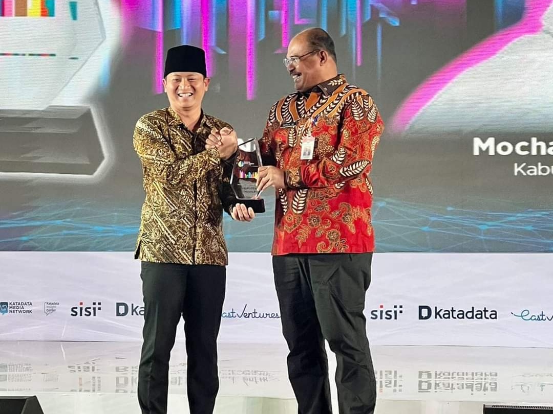 Bupati-Trenggalek-Mochamad-Nur-Arifin-Meraih-Penghargaan-dari-Katadata-Insight-Center-KIC.jpg