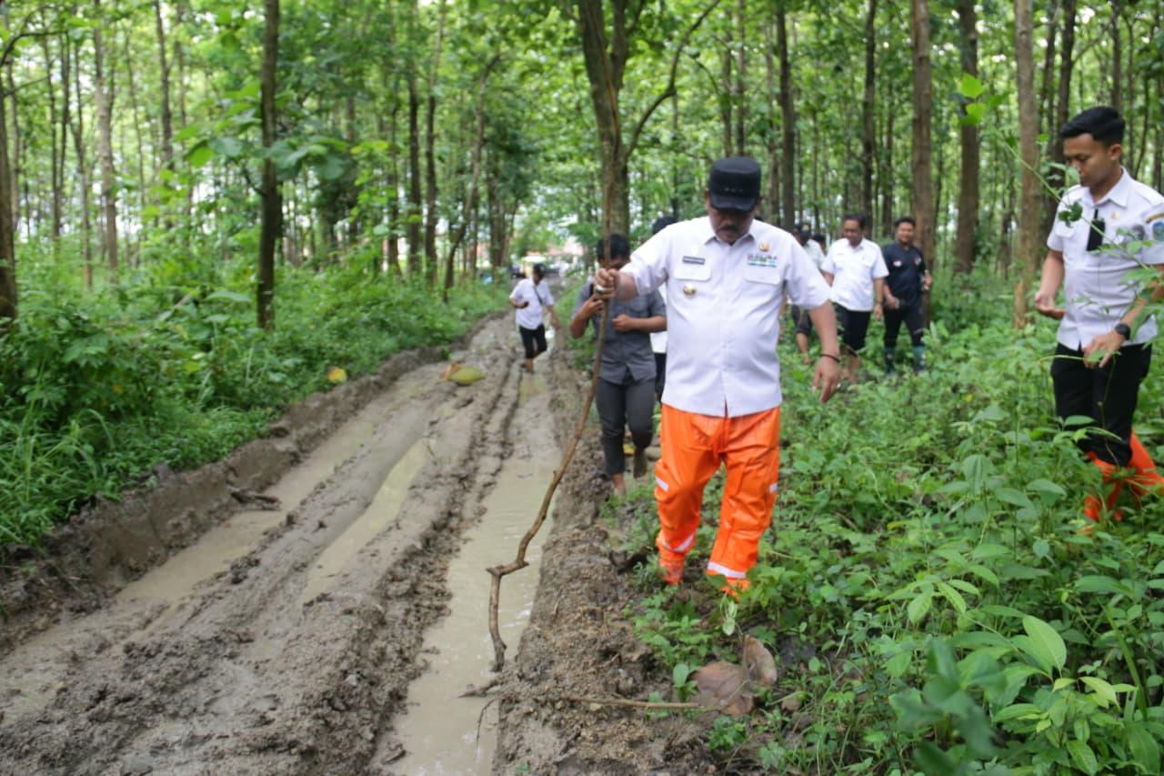 Bupati-nganjuk-tinjau-Jalan-rusak.jpg