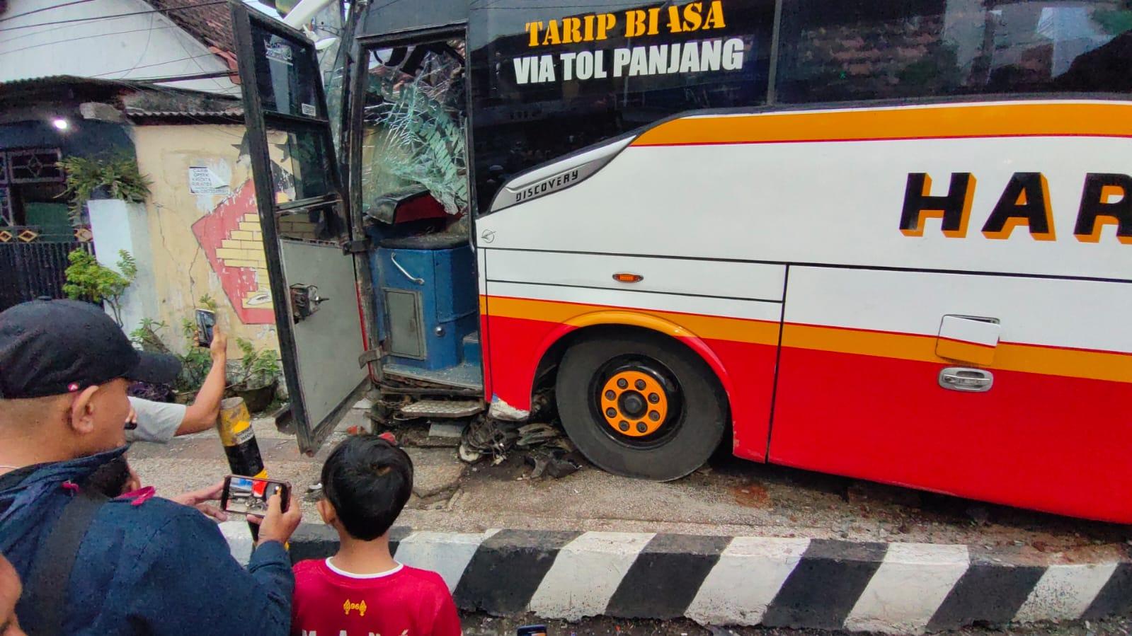 Bus-Harapan-Jaya-Kecelakaan-di-Kota-kediri.jpg