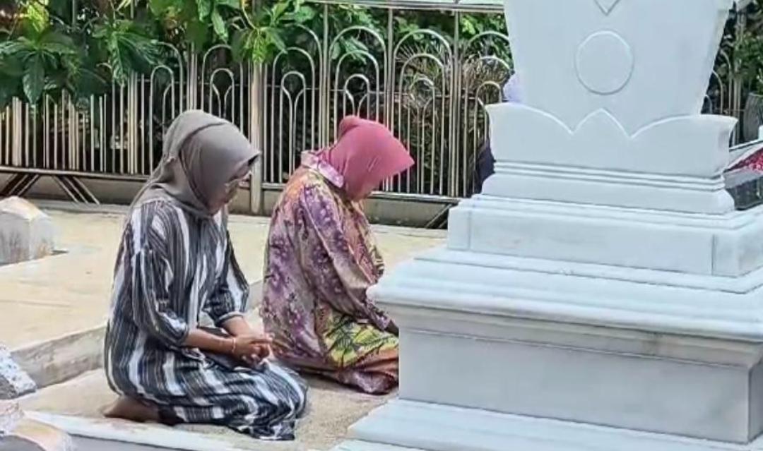 Calon-Gubernur-Cagub-nomor-urut-3-Tri-Rismaharini-Ziarah-ke-makam-Sunan-Giri-dan-Sunan-Ampel.jpg