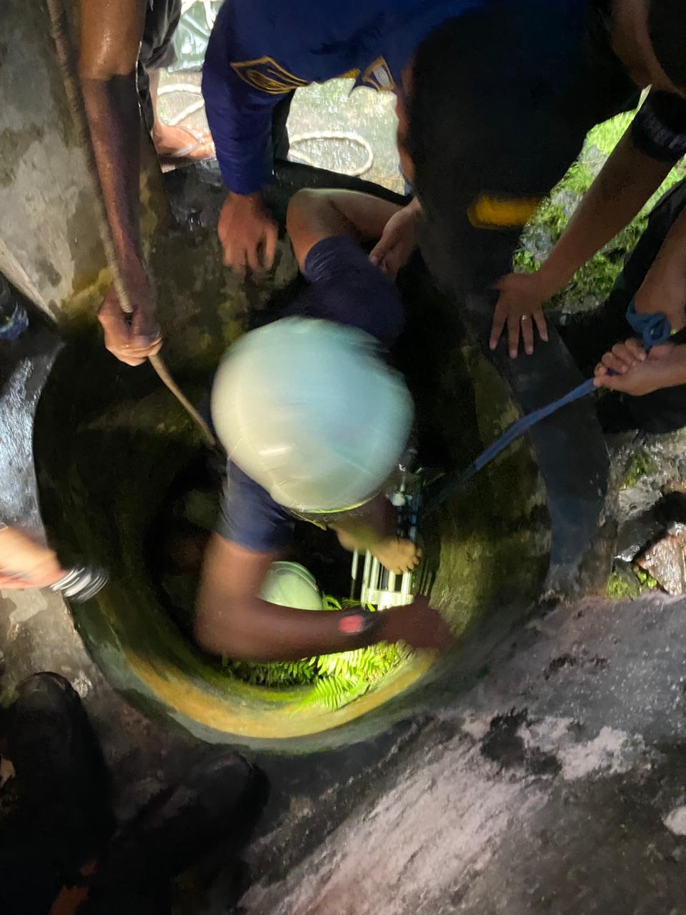 Damkar-bondowoso-evakuasi-orang-jatuh-ke-sumur.jpg