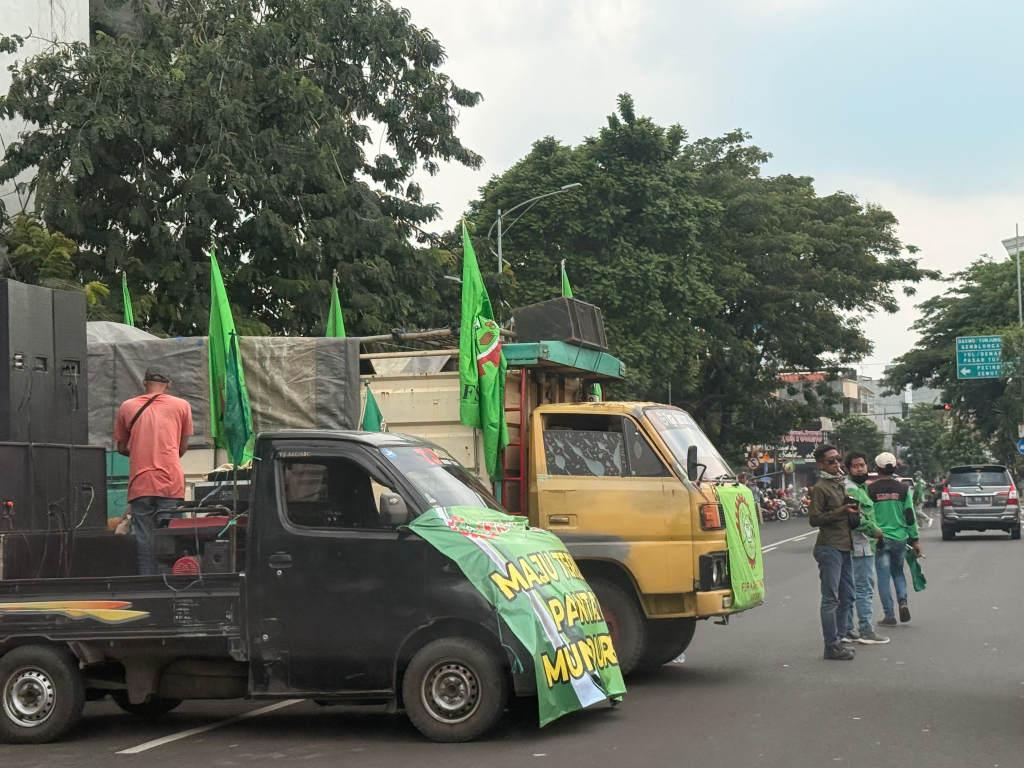 Demo-buruh-di-Surabaya-jelang-penetapan-UMK-2026.jpg