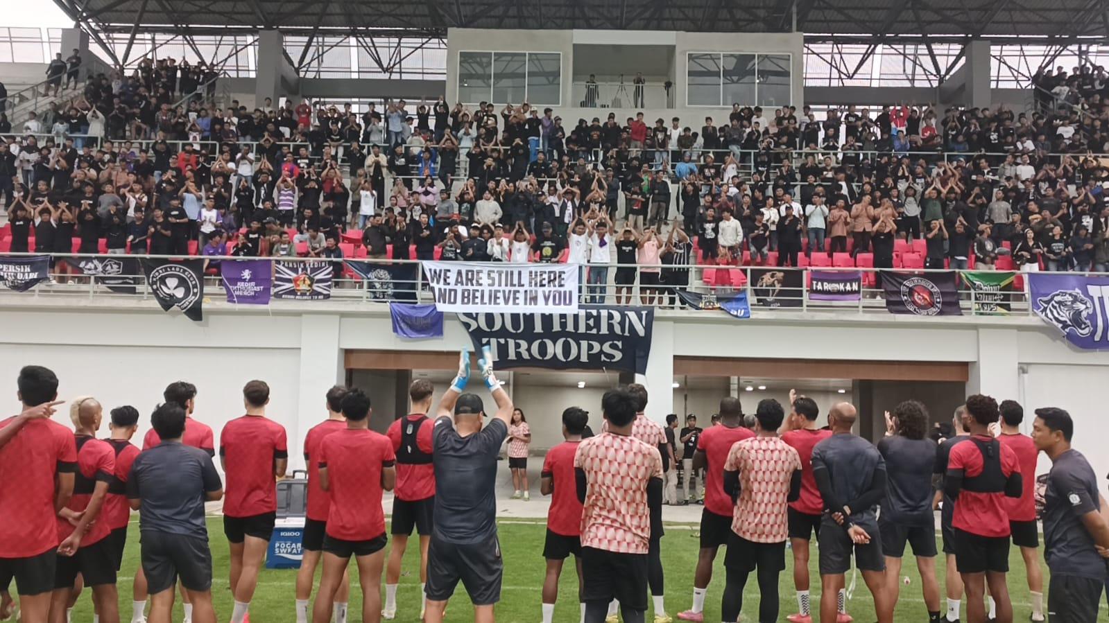 Dukungan-persikmania-kepada-persik-Kediri-saat-latihan.jpg