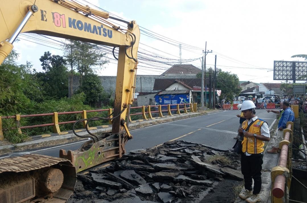 Ekskavator-hancurkan-lantai-Jembatan-Gondang-1-Tulungagung-Selasa-262026.jpg