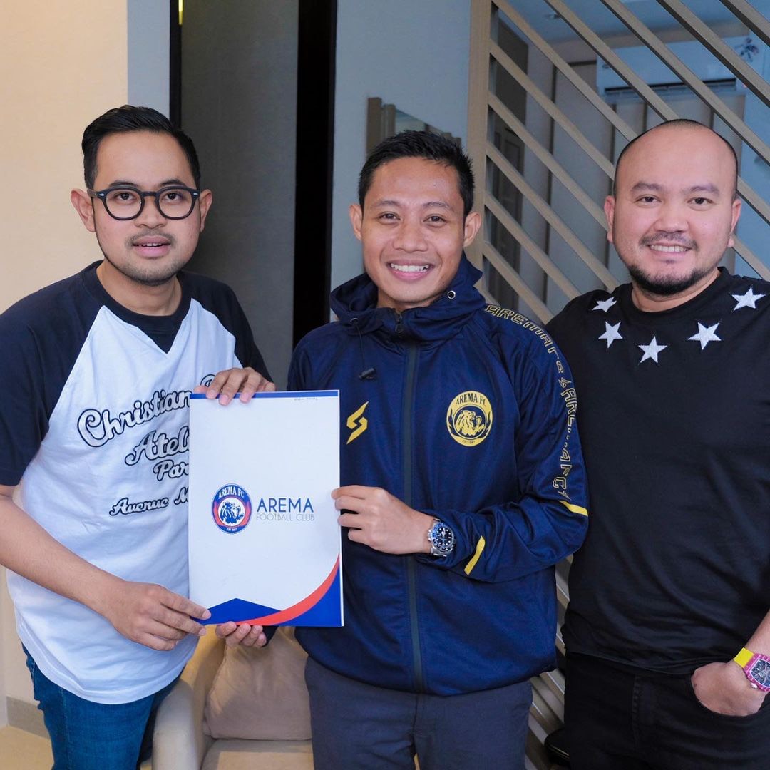 Evan-Dimas-Menunjukkan-Tanda-tangan-Kontrak.jpg