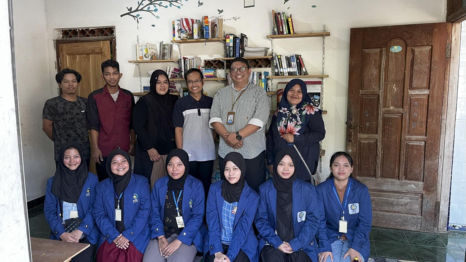 Mahasiswa KKN ITS Hidupkan Literasi Anak di TBM Panggon Moco Desa Siwalan Panceng Gresik