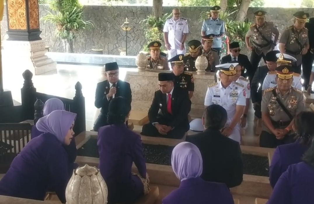 Gubernur-Lemhanas-RI-TB-Ace-Hasan-Syadzily-memimpin-ziarah-di-Makam-Bung-Karno.jpg