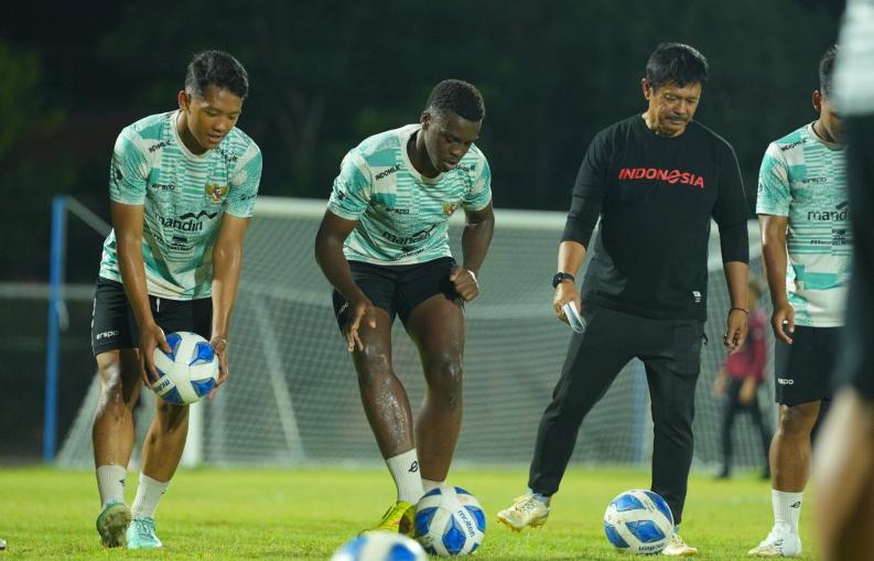 Indra-Sjafri-pelatih-Timnas-Indonesia-memberi-instruksi-saat-latihan-jelang-Piala-AFF-U-19-2024.jpg