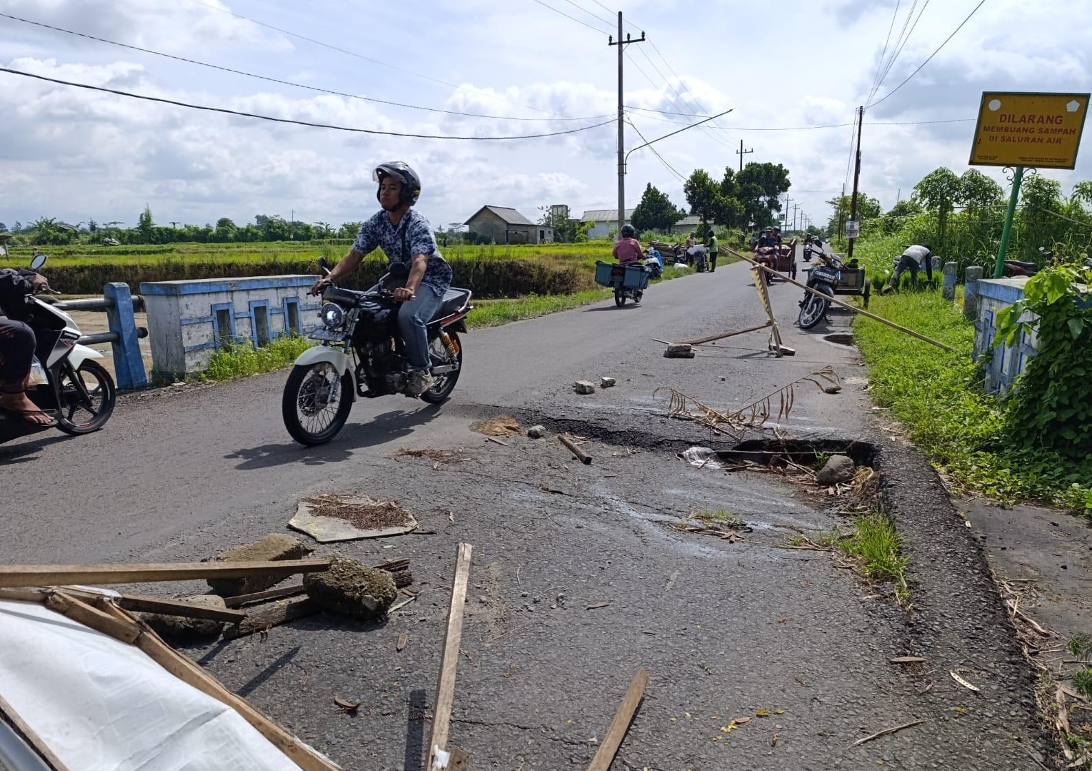 Jembatan-ambles-penghubung-antardesa-di-kanigoro-blitar.jpg