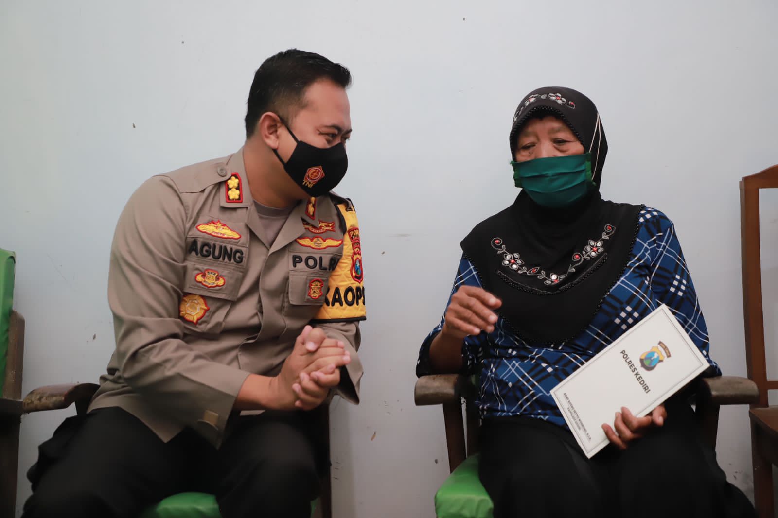 Kapolres-Kediri-AKBP-Agung-Setyo-Nugroho-saat-datangi-rumah-nenek-viral.jpg