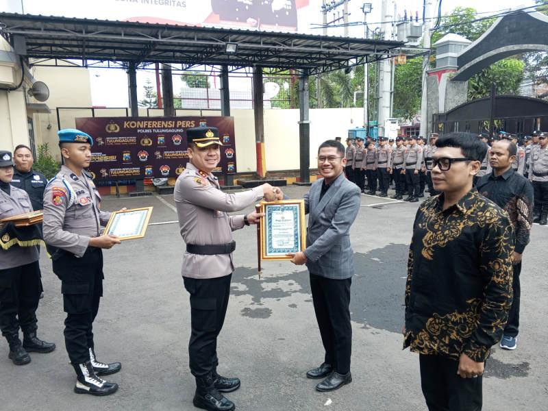 Kapolres-tulungagung-beri-penghargaan.jpg