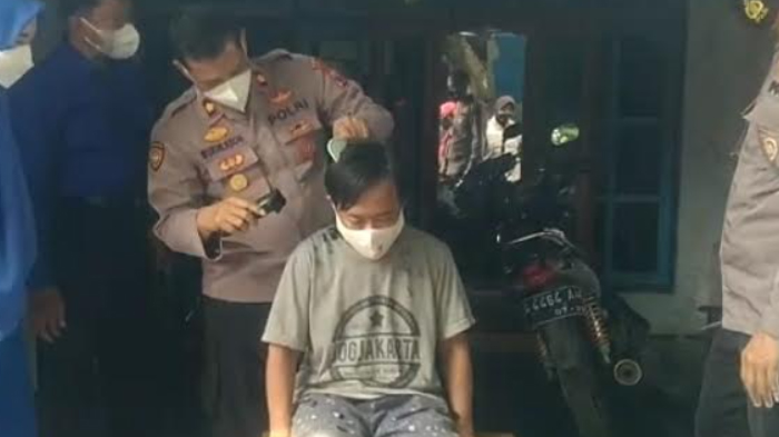Kapolsek Mojoroto Kota Kediri Pangkas Rambut Orang Dengan Gangguan Jiwa (ODGJ)