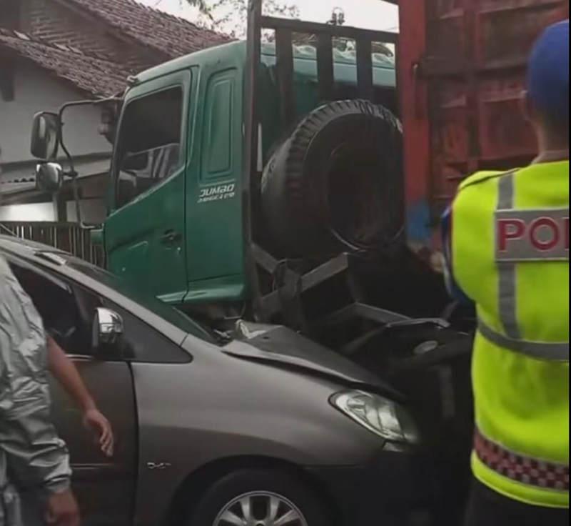 Truk Oleng hingga Tabrak Mobil Innova di Trenggalek, Hindari Kendaraan Lain