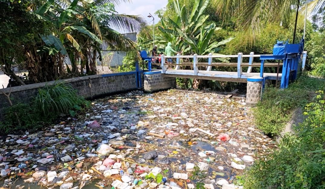 Kondisi-sampah-menumpuk-di-sungai-Desa-Plosoarang-Blitar-Jumat-562026.jpg