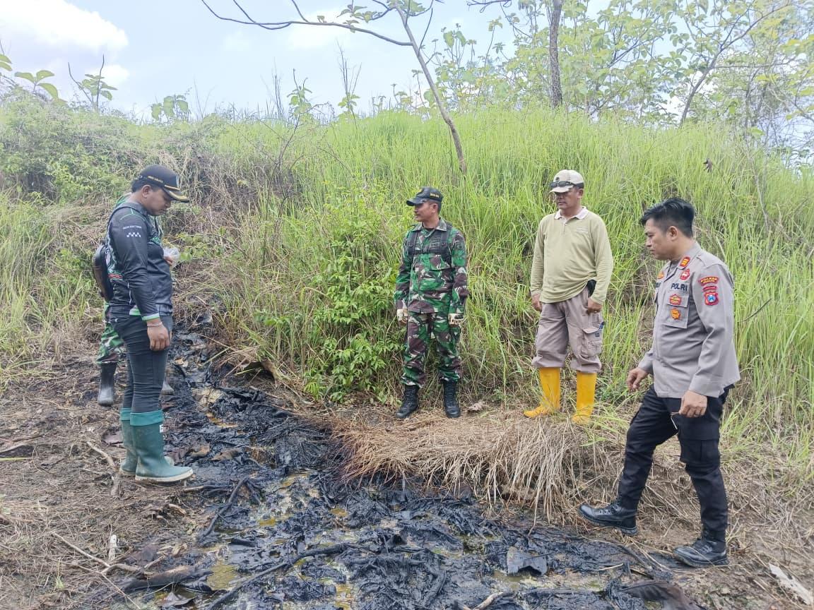 Lokasi-semburan-diduga-minyak-di-wilayah-hutan-Dusun-Lengkong.jpg