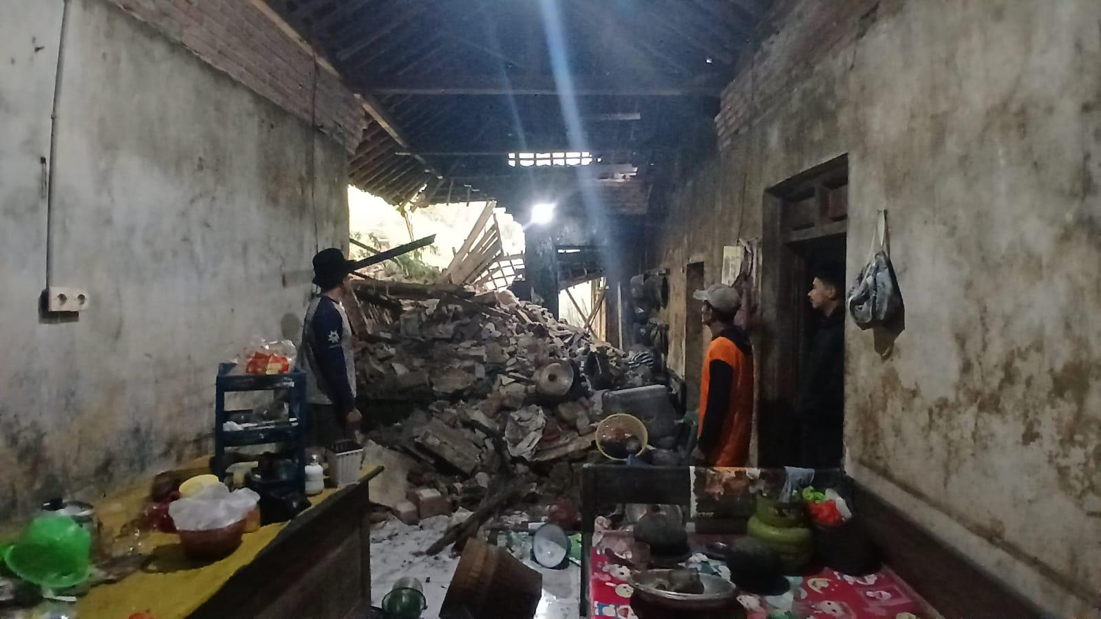 Tebing Setinggi 10 Meter di Ngebel Ponorogo Longsor, Hancurkan Satu Rumah