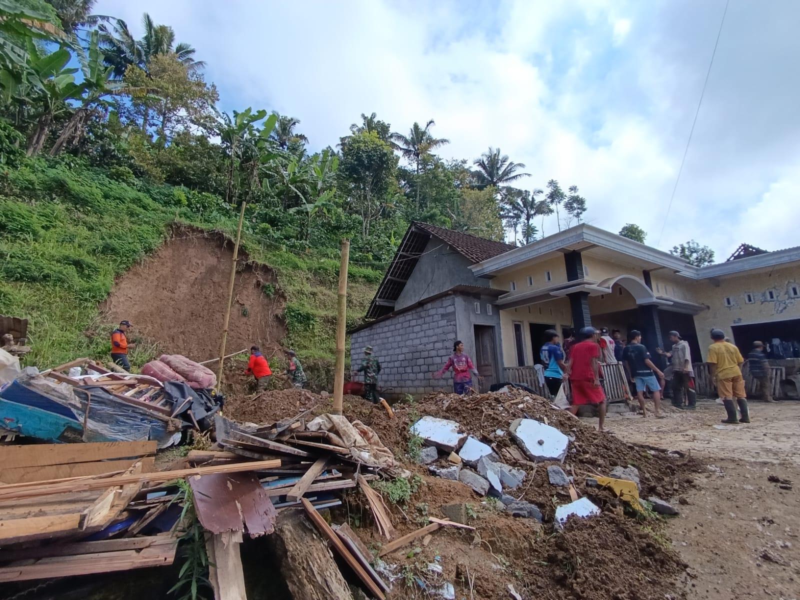 Longsor-timpa-rumah-mukri-di-gandusari-blitar.jpg