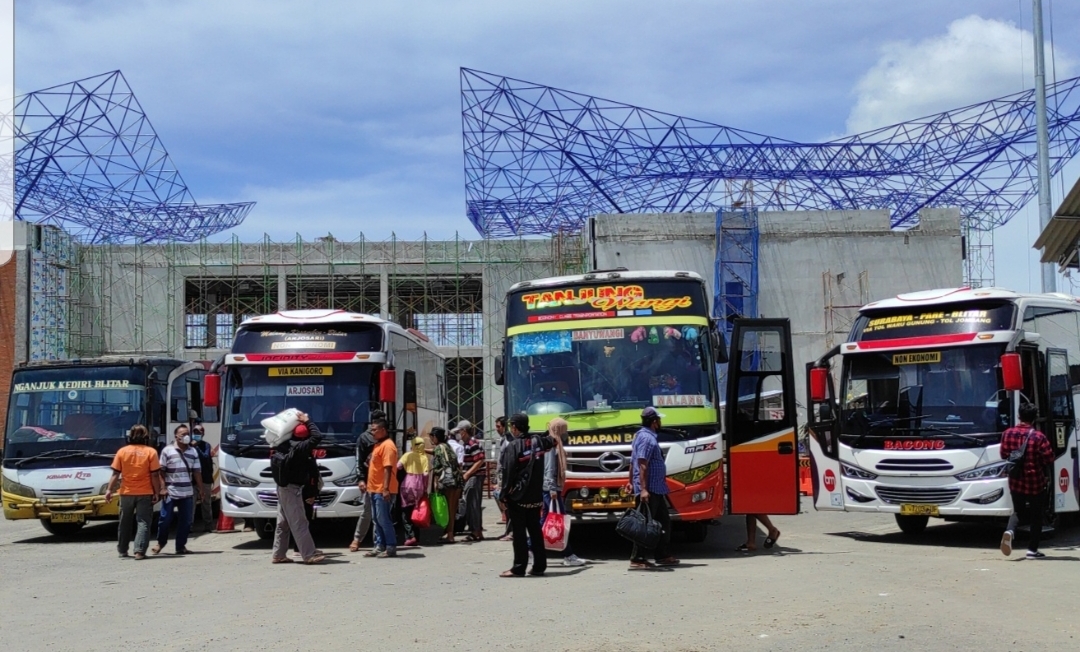 Lonjakan-jumlah-penumpang-di-terminal-patria.jpg