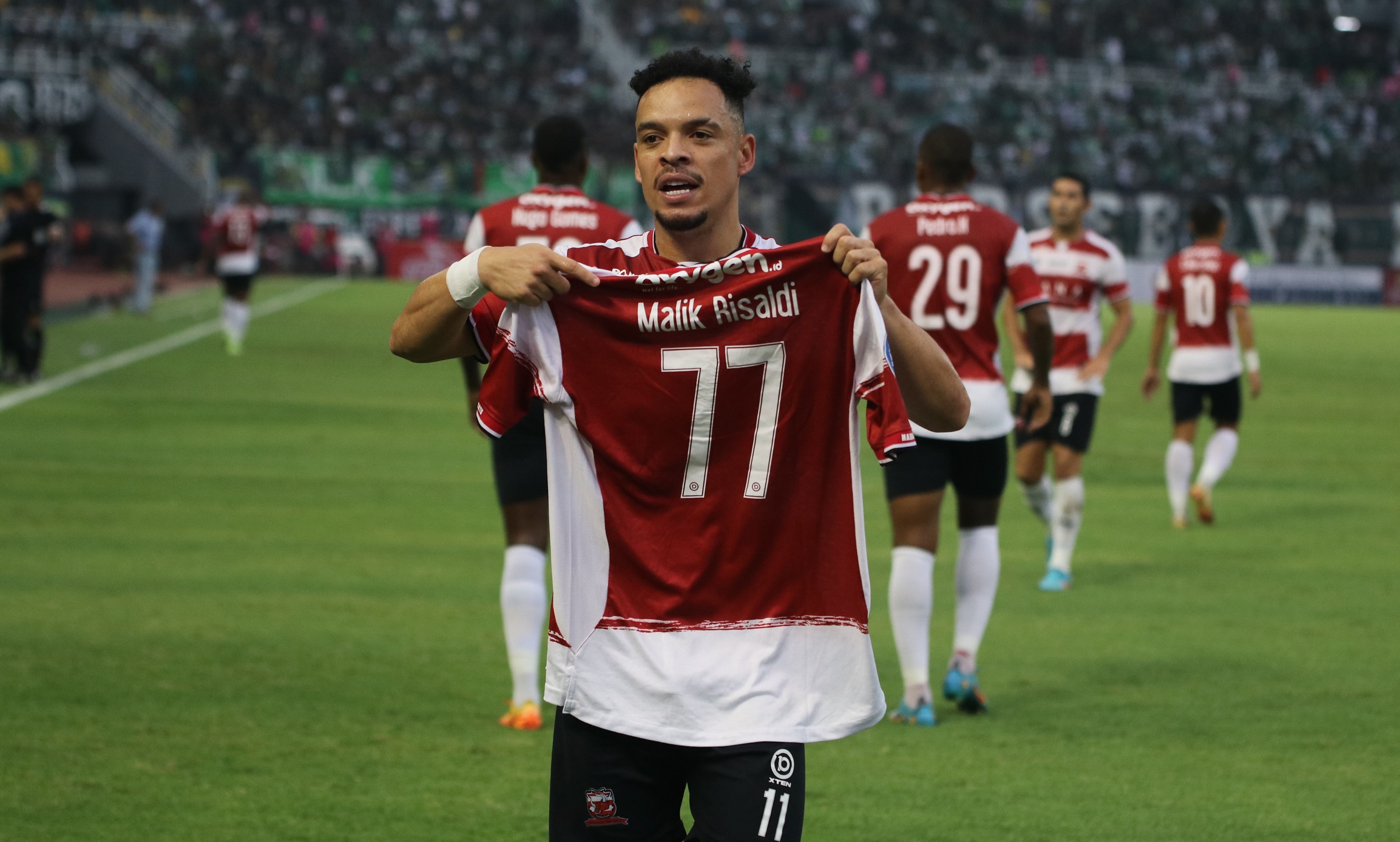 Lulinha-Striker-Madura-United-selebrasi-usai-cetak-gol-ke-gawang-Persebaya.jpg