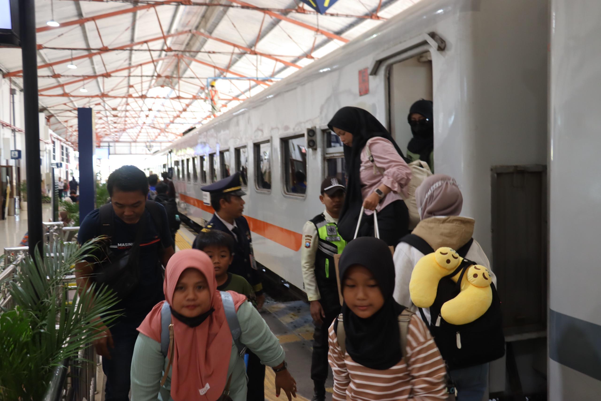 Masa-liburan-sekolah-moda-transportasi-kereta-api-di-Daop-7-Madiun-mengalami-peningkatan.jpg