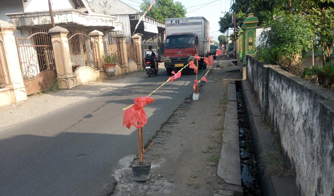 Mobil-angkutan-lewat-jalan-kampung-imbas-penutupan-Jembatan-Gondang-1-Sabtu-662026.jpg