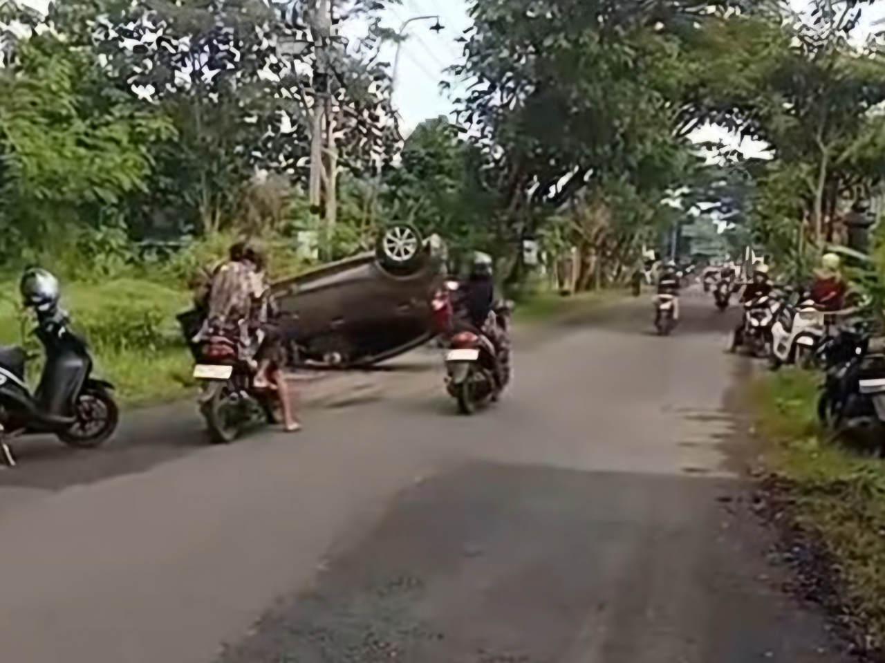 Mobil-terbalik-di-Pogalan-trenggalek.jpg