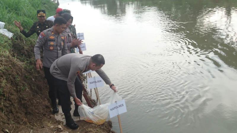 PELEPASAN-benih-ikan-tombro-tulungagung.jpg