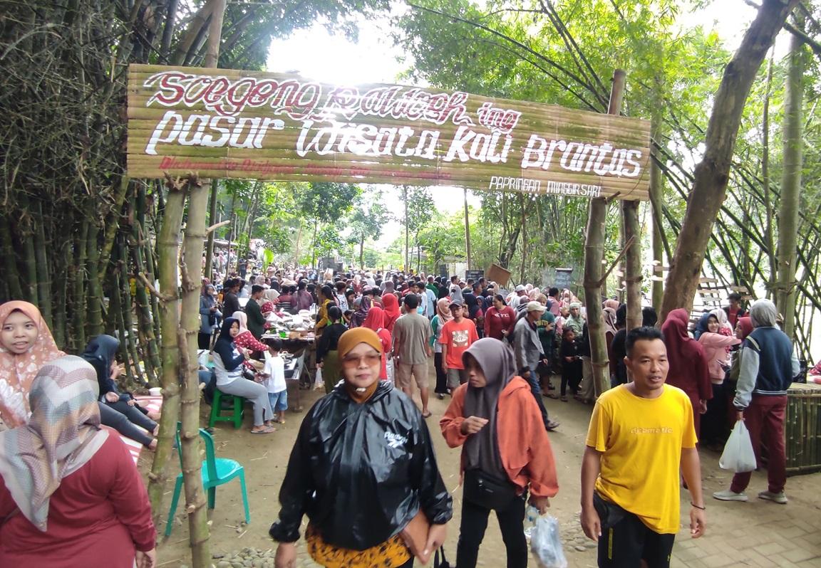Pasar-Wisata-Kuliner-Kali-Brantas-Minggirsari-Blitar.jpg