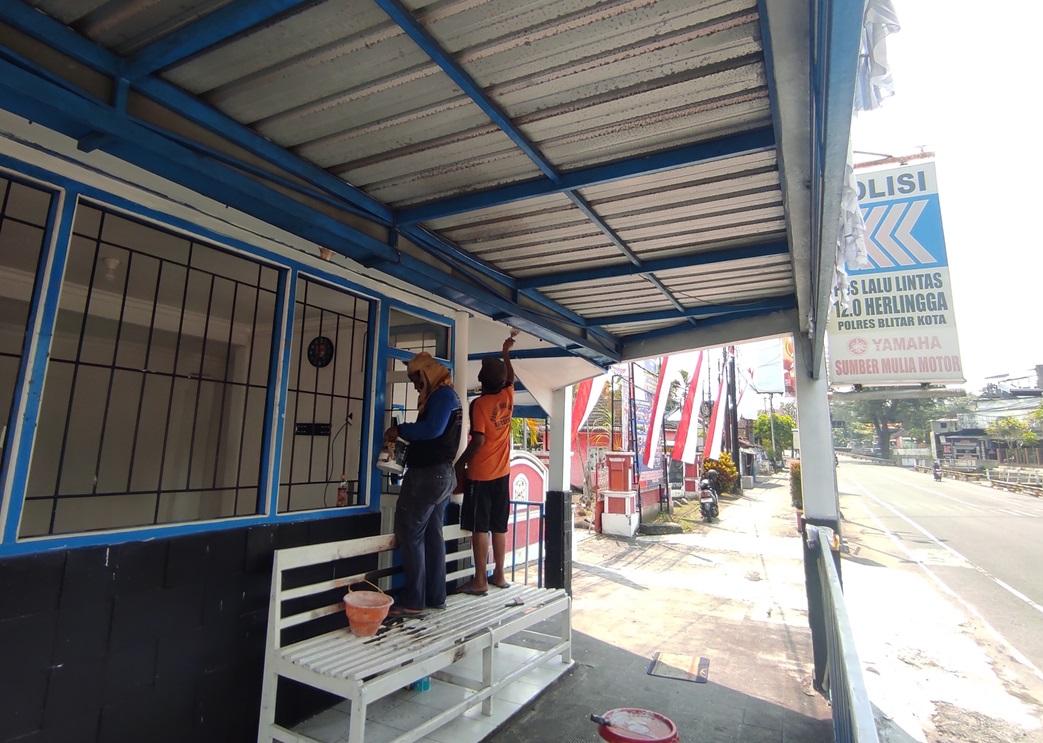 Pos Polisi di Simpang Tiga Herlingga Kota Blitar yang Dirusak Massa Mulai Diperbaiki