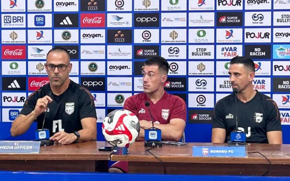 Pelatih-Borneo-FC-Fabio-Lefundes-kiri-dan-Mariano-Peralta-tengah-saat-jumpa-pers.jpg