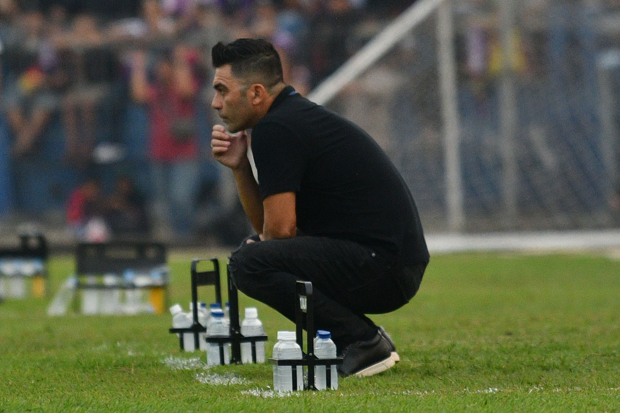 Pelatih-Persik-Kediri-Javier-Roca-saat-hadapi-Bhayangkara-di-Stadion-Brawijaya.jpg